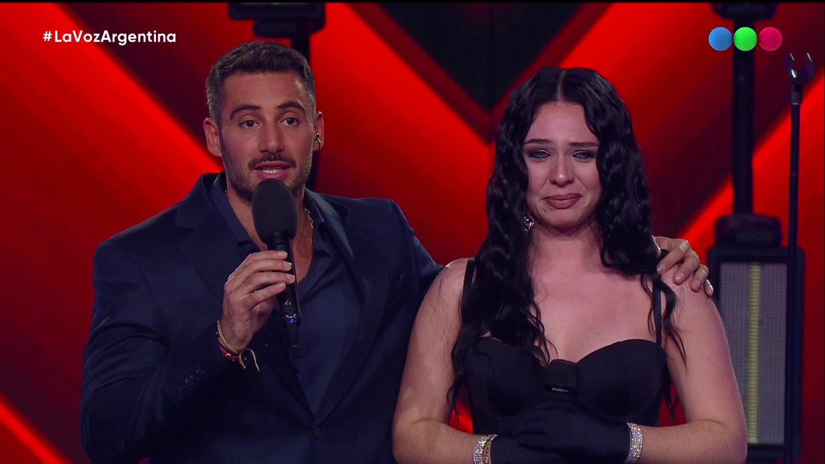 No puede cantar de esa manera, como trasmite, como canta y cada emoción que tira es impresionante, hoy hizo emocionar #LaVozArgentina