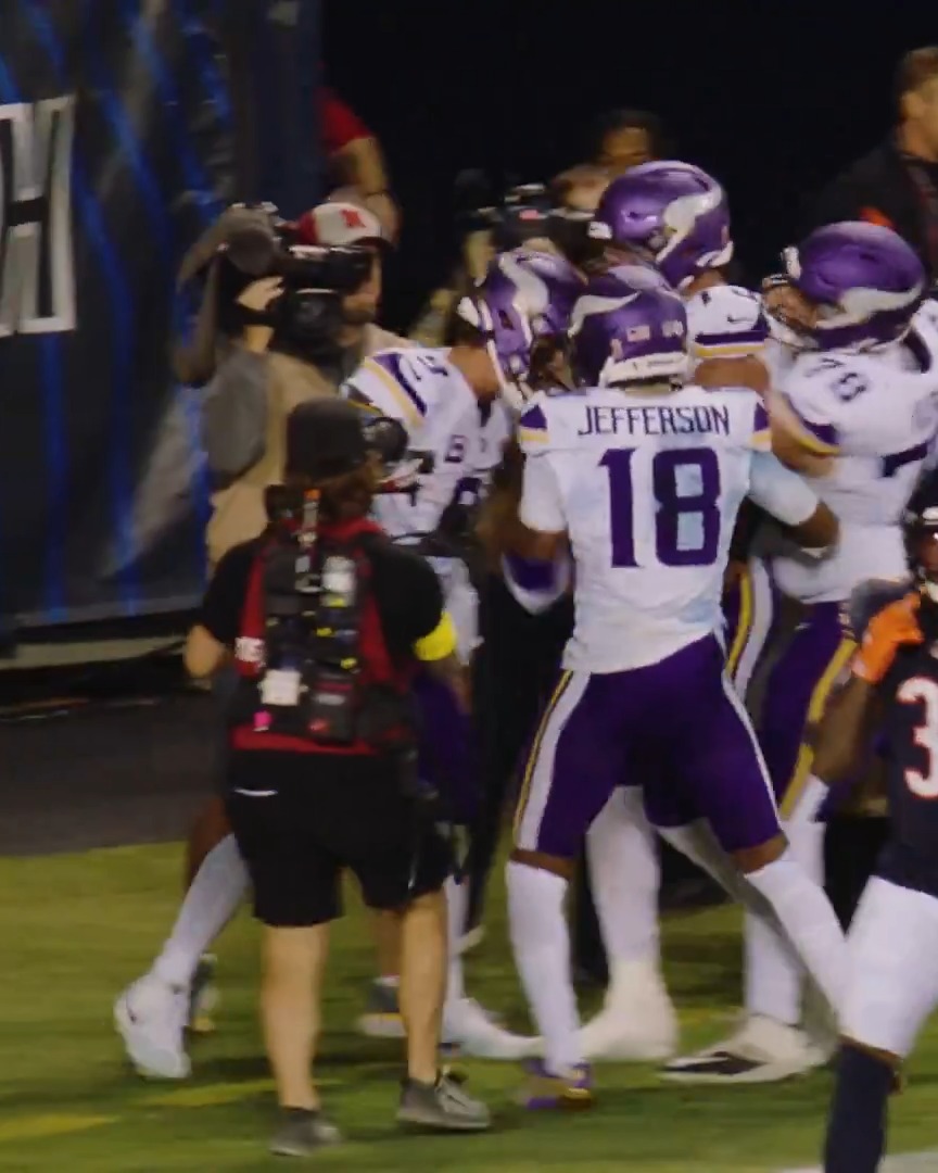 .JJETS✈️'s reaction to J.J. McCarthy's 1st career rushing TD is everything. 📺: