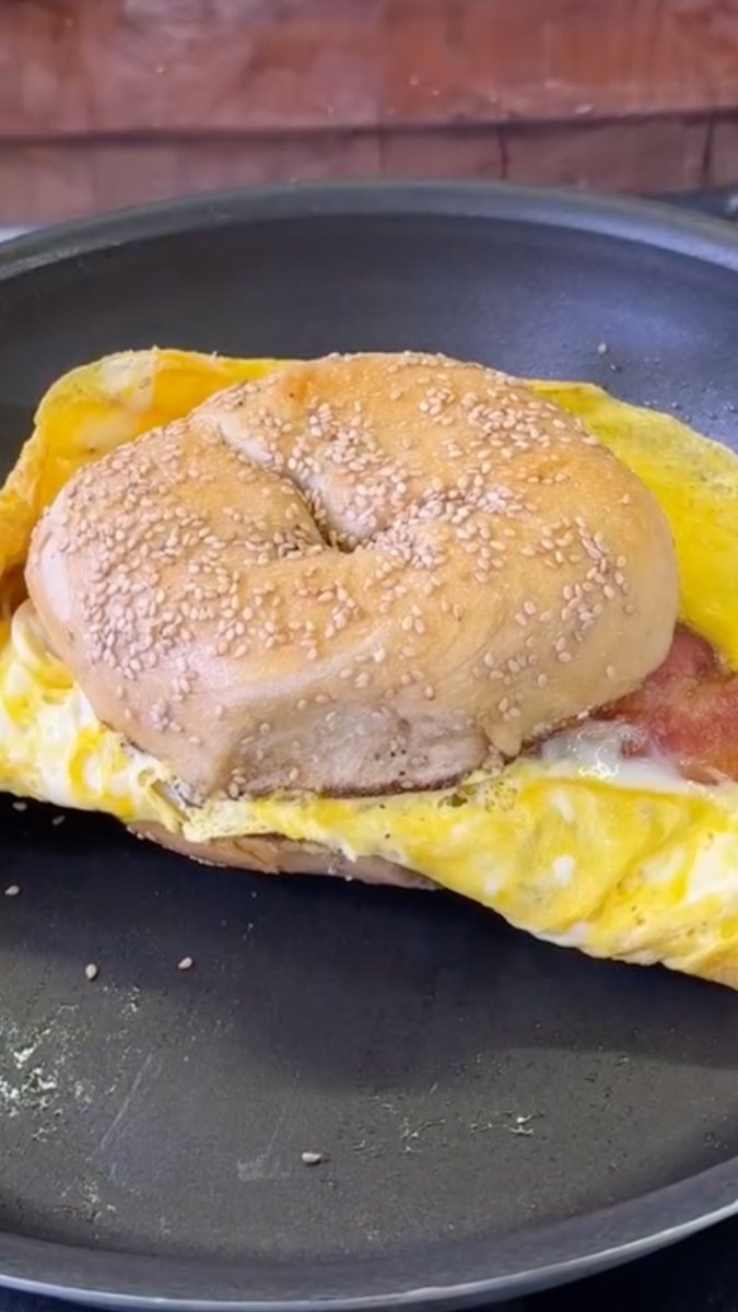 .@JetTila's bacon egg and cheese sandwich is only complete with what he thinks are the *best* bagels in NYC – Ess-a-Bagel! 🥯 Jet's competing against the Titans on #BobbysTripleThreat, Tuesday at 8|7c.