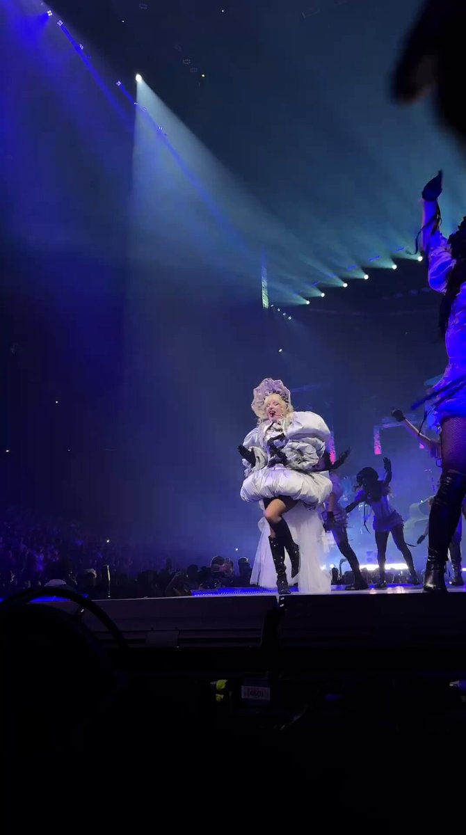 LINDAAAAAAAA!!! Lady Gaga performando “The Dead Dance” e debutando um novo look na The MAYHEM Ball. 🩰