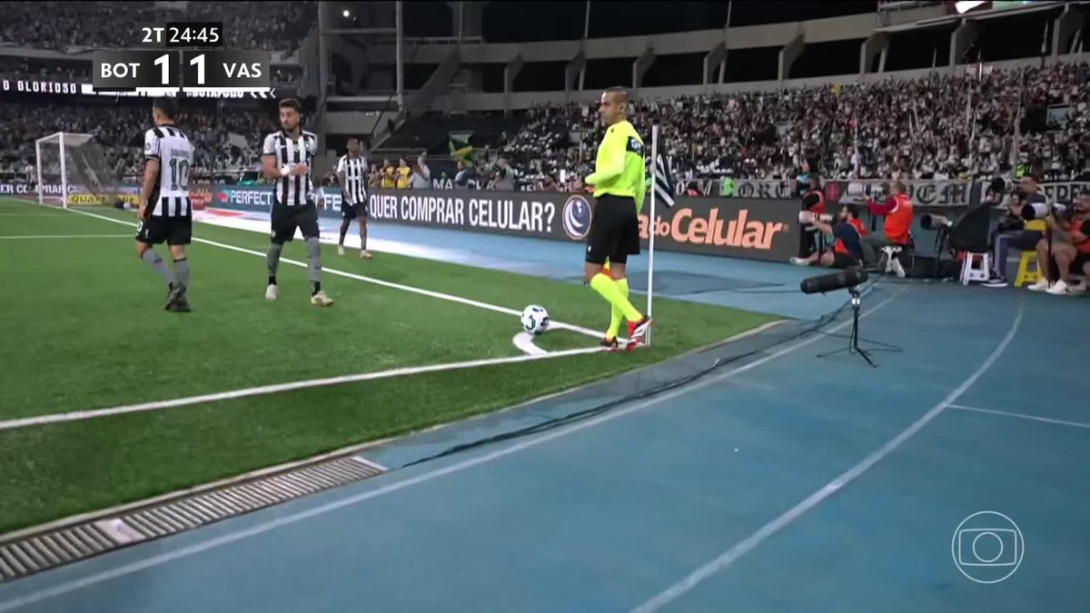 Botafogo pediu pênalti contra o Vasco nesse lance, mas a arbitragem mandou seguir. 🎥 TV Globo 📺 | ge