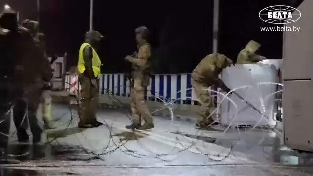 🇵🇱 Poland has completely closed the border with Belarus. At midnight, the Poles are stretching barbed wire, setting up barricades, and not letting anyone else through. 👍