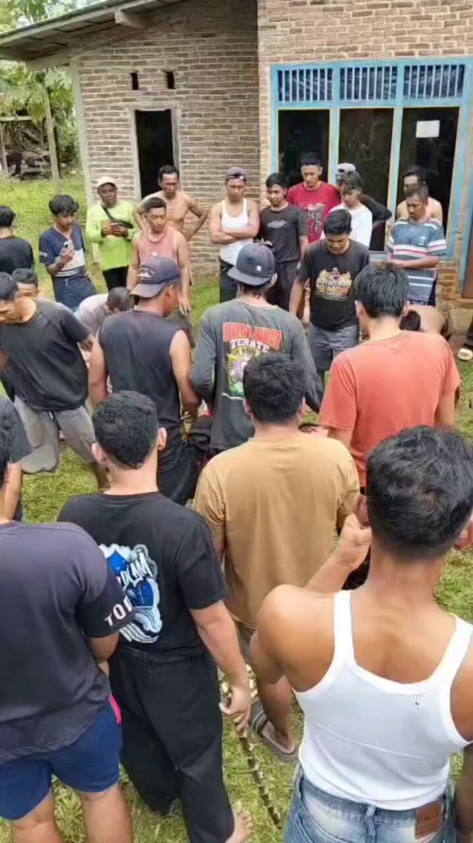 Cara basmi koruptor di Indonesia. Perampasan aset ❌ Hukum seumur hidup ❌ Berikan ke rakyat ✅ Maling kecil aja seperti ini, bgmn kalo maling besar? Bgmn pak Prabowo Subianto Partai Gerindra , berani ga? Maling uang rakyat, dihukum rakyat.