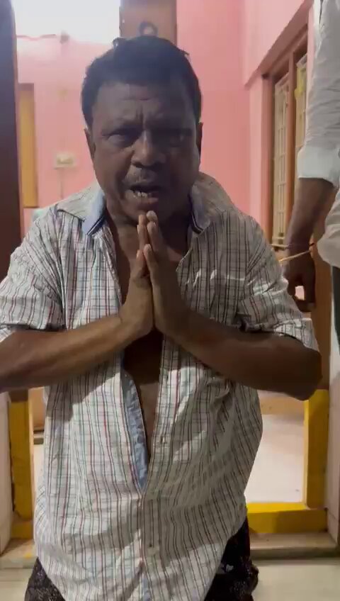 యూట్యూబ్ లో డిప్యూటీ సీఎం పాలన బాగోలేదు అన్నందుకు వైద్యుడు మీద దాడి చేసిన జనసేన గూండాలు. మనల్ని ఎవడ్రా ఆపేది అంటూ.. తాళ్లపాలెం పంచాయతీలోని హెచ్ సత్తెనపాలెంలోని గిరిధర్ ఇంటిపై 100 మంది జనసేన గూండాల దాడి #RedBook #JanasenaViolence #PawanKalyan #AndhraPradesh #UANow #SaveDoctors