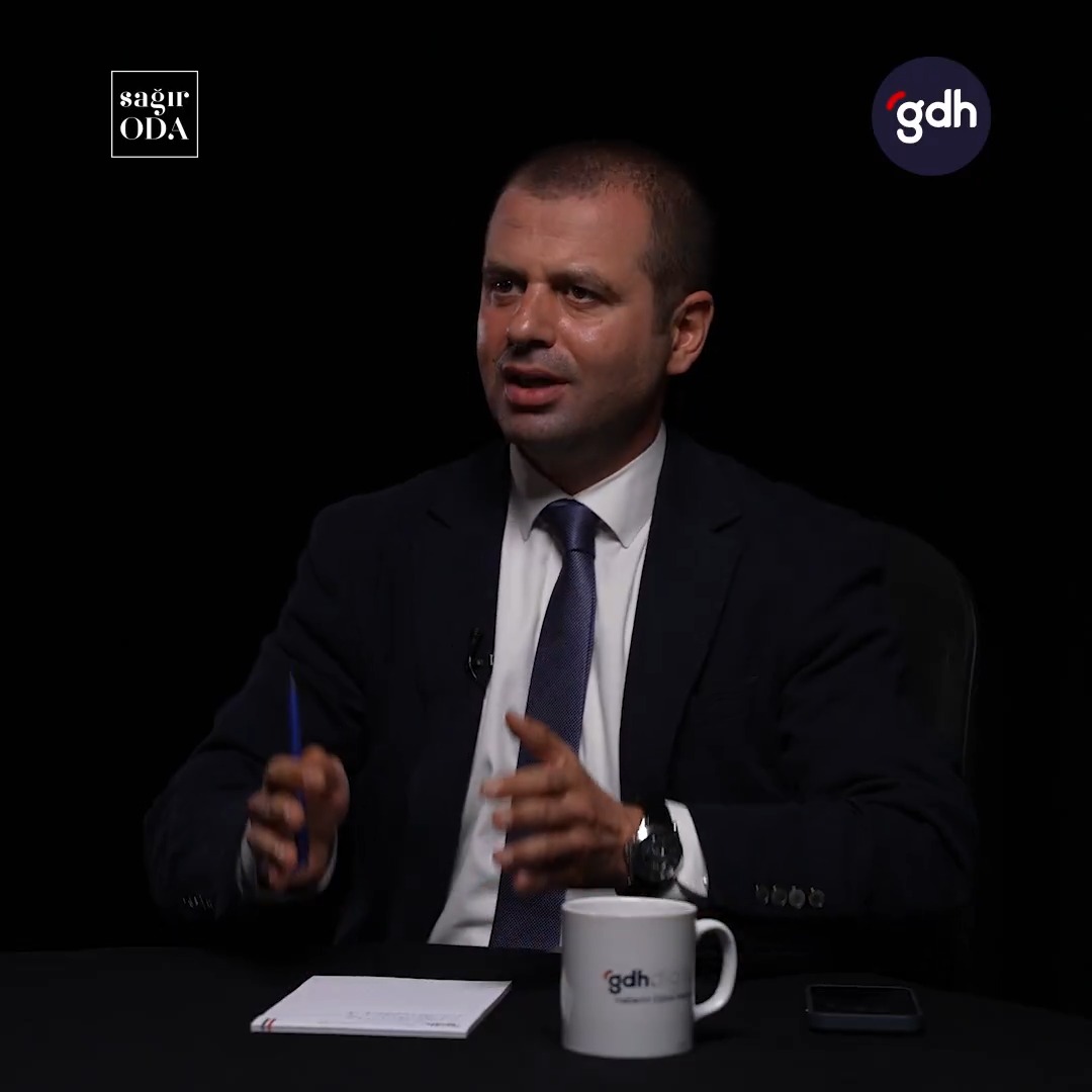 Sağır Oda yayında! Doha'dan Sonra Hedef Ankara Mı? Charlie Kirk'ü Kim Vurdurdu? "Katar iddia ettiği gibi egemen bir devletse versin o zaman karşılığını." "Biz 1000 yıldır bu topraklardayız, ABD 100 yıl bu topraklarda kalmayacak." İzlemek için tıkla: 👇🏻
