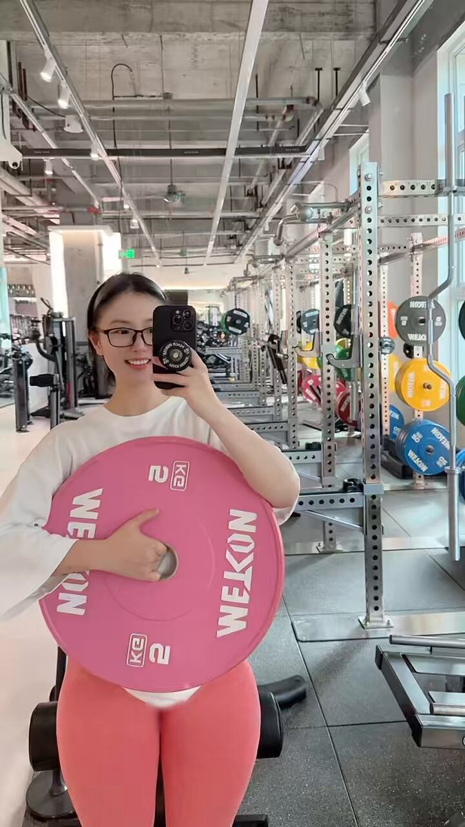 来健身房拍个照 顺便练得大大的😒