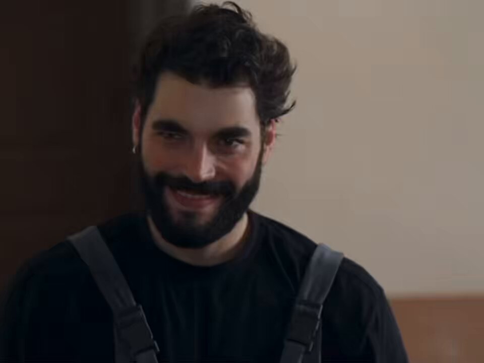 Seeing an action hero who also helps at home is rare. Many avoid being portrayed this way but Akın, writers and director showed that helping at home doesn’t weaken masculinity it defines it. Yes, it may be a story on screen, but it sets a powerful example. #Veliaht #AkınAkınözü