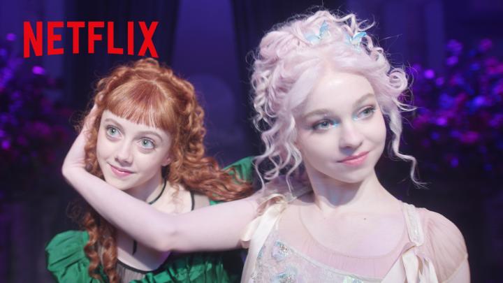 イーニッド（エマ・マイヤーズ）とアグネス（イーヴィー・テンプルトン）が、レディー・ガガの「The Dead Dance」でダンス対決？ 相性最悪な“狼サイコの仲”だと思ったけど、意外に息ぴったりの2人！ #ウェンズデー #Wednesday