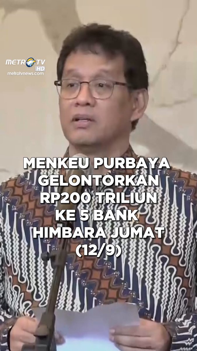 Menteri Keuangan Purbaya Yudhi Sadewa mengumumkan bahwa dana sebesar Rp200 triliun akan ditransfer ke lima bank BUMN yang tergabung dalam Himpunan Bank Milik Negara (Himbara) mulai hari ini. Menurut Purbaya, kebijakan ini bertujuan untuk menciptakan likuiditas di sistem perbankan. Dengan dana tersebut, bank-bank diharapkan dapat menyalurkannya dalam bentuk kredit ke sektor riil, sehingga ekonomi bisa kembali bergerak. Dana Rp200 triliun ini akan disalurkan ke lima bank, dengan rincian sebagai berikut: - Rp55 triliun untuk Bank Mandiri - Rp55 triliun untuk Bank BNI - Rp55 triliun untuk Bank BRI - Rp25 triliun untuk Bank BTN - Rp10 triliun untuk Bank BSI #KementerianKeuangan #BankHimbara #PurbayaYudhiSadewa #Ekonomi #Likuiditas #KreditBank