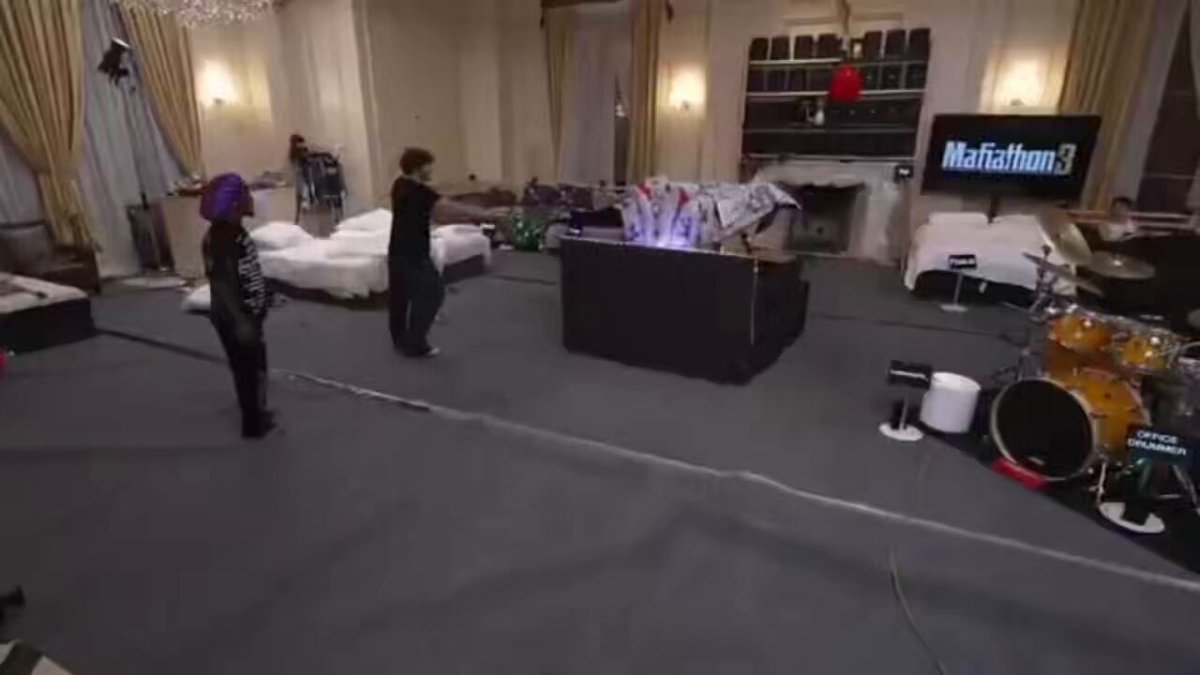 Benny Blanco canceled his sleep stream on Kai Cenat's Mafiathon 3 after he got squeezed and nearly suffocated by Kai's folding bed for over 15 minutes 😳💀