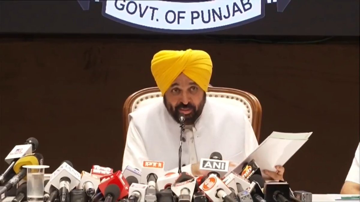 ਹੜ੍ਹਾਂ ਕਾਰਨ ਨੁਕਸਾਨੇ ਗਏ ਘਰਾਂ ਲਈ SDRF ਦੇ 6800 ਰੁਪਏ ਦੇ ਫੰਡ ਨੂੰ ਆਪਣੇ ਵੱਲੋਂ ਵਧਾ ਕੇ ਅਸੀਂ 40,000 ਰੁਪਏ ਮੁਆਵਜ਼ਾ ਦੇਵਾਂਗੇ। ਹੜ੍ਹਾਂ ਵਿੱਚ ਮਰੇ ਪਸ਼ੂਆਂ ਦਾ ਪੀੜਤਾਂ ਨੂੰ 37,500 ਰੁਪਏ ਮੁਆਵਜ਼ਾ ਦਿੱਤਾ ਜਾਵੇਗਾ। ਅਸੀਂ ਕਿਸੇ ਦਾ ਵੀ ਚੁੱਲ੍ਹਾ ਬੁਝਣ ਨਹੀਂ ਦੇਵਾਂਗੇ। ---- बाढ़ के कारण नष्ट हुए घरों के लिए SDRF के 6800 रुपये के फंड को बढ़ाकर हम 40,000 रुपये मुआवज़ा देंगे। बाढ़ में मरे हुए पशुओं के लिए पीड़ितों को 37,500 रुपये मुआवज़ा दिया जाएगा। हम किसी का भी चुल्हा बुझने नहीं देंगे।