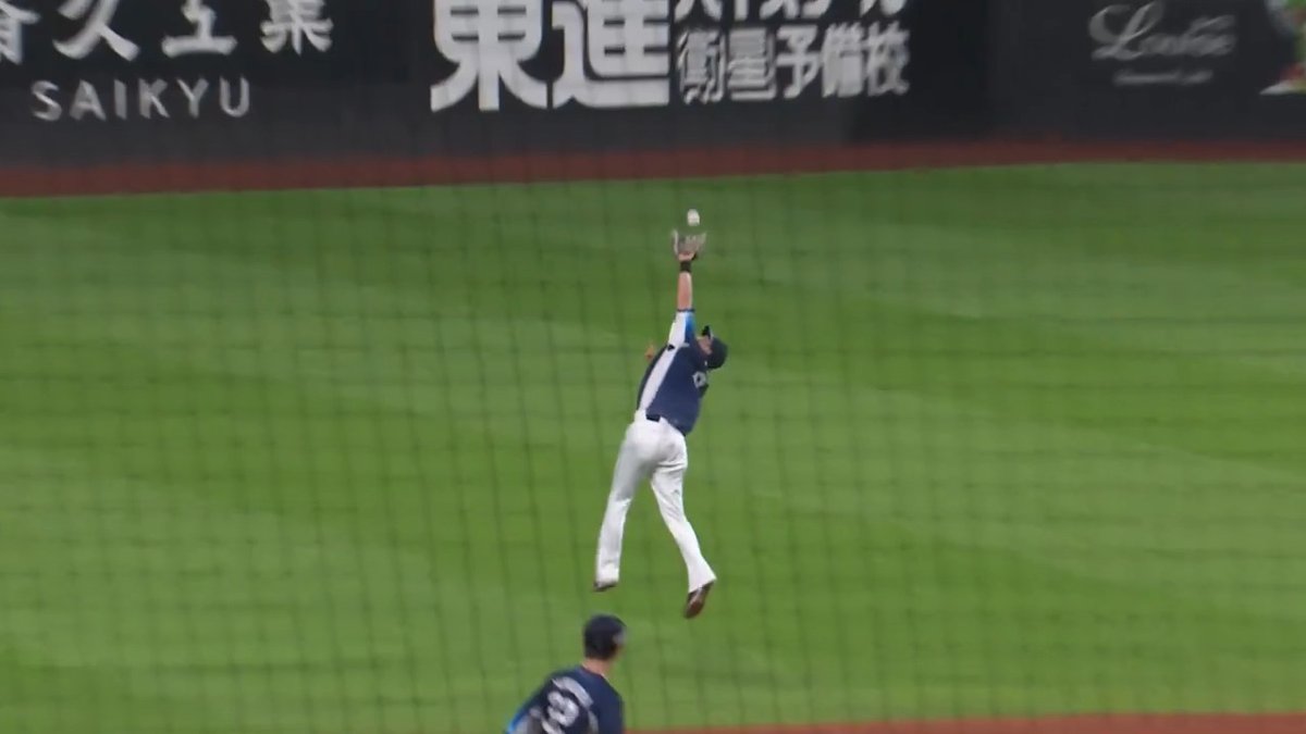 流石の超好プレー👏 埼玉西武 源田壮亮 選手のジャンピングキャッチ✨ 👇ライブ配信はこちら