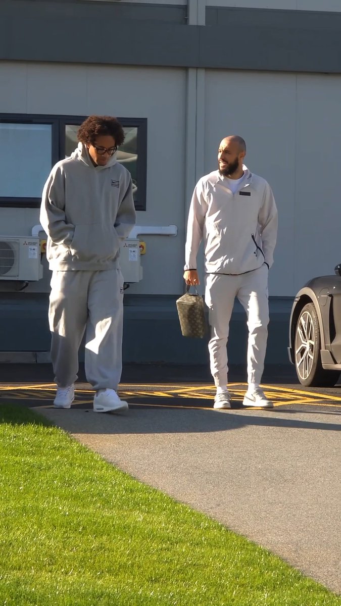 Back home, ft. Nous Mazraoui's new Bryan Mbeumo-like trim 👀😂