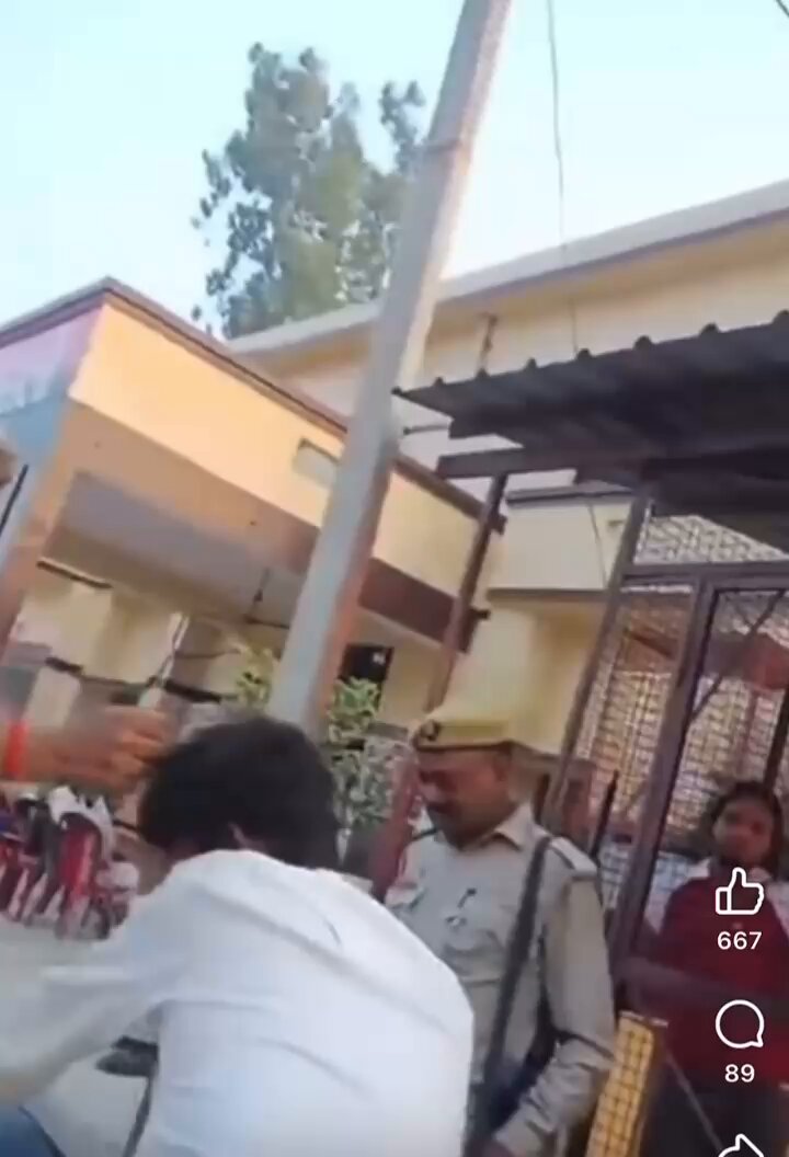 इस ग़रीब मज़दूर का सबसे बड़ा गुनाह है कि गाढ़ी कमाई से ख़रीदी अपनी मोटरसाइकिल की चोरी की शिकायत लेकर थाने चला गया! 🥲 वायरल वीडियो बरेली के सिरौली थाने का है, जहां शिशुपाल नाम का युवक अपनी बाइक चोरी होने की शिकायत दर्ज कराने थाने पहुंचा था. उसी दौरान दरोगा सत्येंद्र यादव आते हैं। इसी बीच पास खड़ा कोई शख्स युवक से उसकी जाति पूछता है. जैसे ही युवक अपनी जाति बताता है, मोबाइल पर बात कर रहे दरोगा ने युवक के बाल पकड़कर उसे बाइक से नीचे खींच लिया और बिना कुछ सुने लगातार थप्पड़ जड़ दिए।