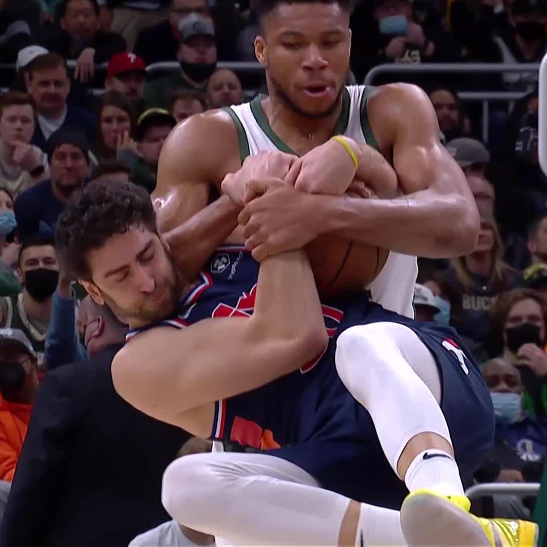 Bu anı hatırlayanlar? 😂 Furkan-Giannis mücadelesinin rövanşı bu akşam! 🇹🇷🇬🇷 #EuroBasket