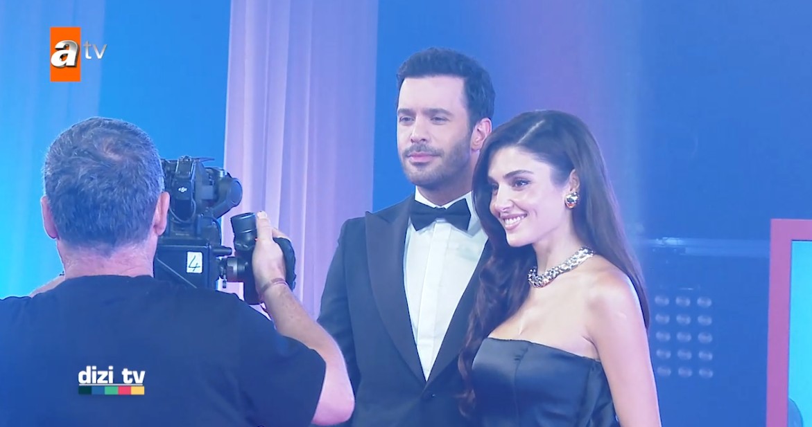 Aşk ve Gözyaşı'nın yıldızları Barış Arduç ve Hande Erçel için atv yeni sezon tanıtım çekimleri nasıl geçti? Can Borcu oyuncularından gelecek günler için bomba açıklamalar... Dizi TV yeni bölümüyle Pazar 11.20’de atv’de. #DiziTV atv