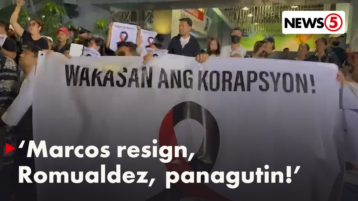 ‘MARCOS, RESIGN! ROMUALDEZ, PANAGUTIN!’ Iyan ang ilan sa mga sigaw sa kilos-protesta ng grupo ni Ka Eric Celis, kilalang kaalyado ng mga Duterte, na dinaluhan ng mahigit isang daang katao sa EDSA Shrine pasado alas-5 ng hapon ngayong Biyernes, Sept. 12. Nakasuot ng itim ang mga raliyista at may dalang banner na nananawagan na wakasan ang korupsyon. Mahigpit namang nagbantay ang mga pulis sa paligid ng EDSA Shrine upang tiyakin ang seguridad. | via Gary de Leon