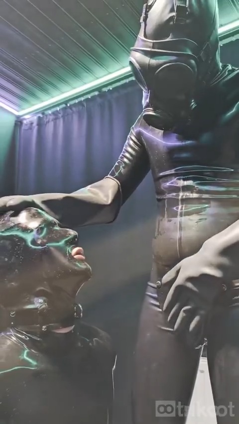 Uncut version of @BlueR4ccoon getting his sloppy rubber boy throat absolutely ruined.