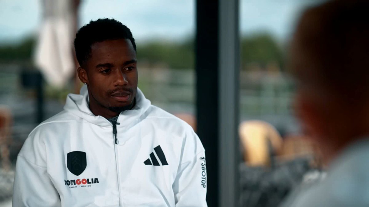 "I'm not a big fan of chips" 🍟 Ryan Sessegnon and Emile Smith Rowe give us their Five Guys and Nando's orders 🍔