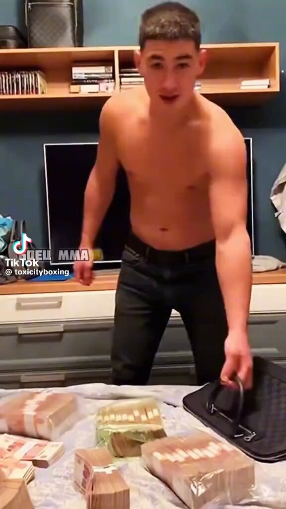 ‼️ 🎥 WATCH: Dmitry Bivol is the new Floyd “Money” Mayweather? 😲 #BrunchBoxing
