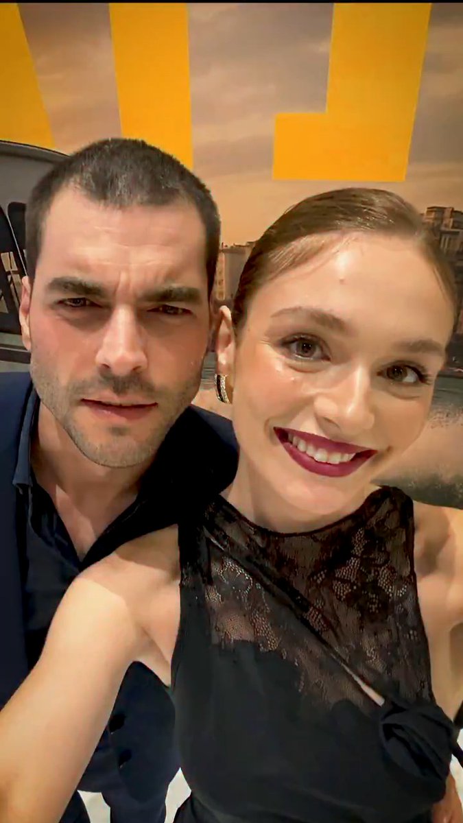 Ve beklenen selfie geldi 🤳 😍 #TimHan AkinAkinozu #SerraArıtürk #Veliaht özetsiz yeni bölümüyle 18 Eylül Perşembe 20.00’de Show TV’de! Show TV