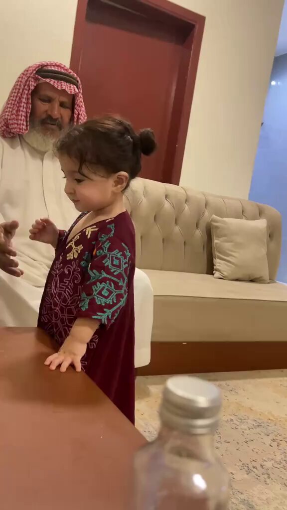 ترند " مقطع متداول " الأكثر تداولًا: مقطع طفلة مع جدها يلقى إعجابًا واسعًا بسبب الشبه الكبير بينهم ❤️🥹!