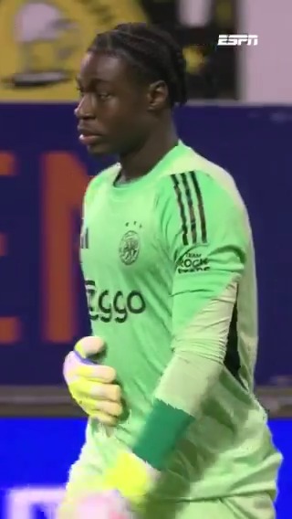😳 Jong Ajax-doelman Paul Reverson lijkt goed weg te komen met een gele kaart en een penalty, Roda-spits Anthony van den Hurk schiet raak! 🎯 #rodjaj