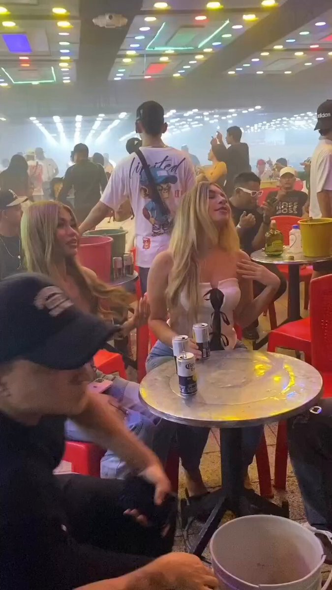 Estaba sintiendo un olor a puro Victoria Secret, y apenas voltearon la cámara, pegó un olor a queso, a vinagre, a rancio.
