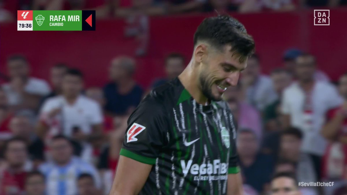 La TREMENDA pitada a Rafa Mir El todavía jugador del Sevilla, cedido en el Elche, se retiró así del Sánchez-Pizjuán #LALIGAenDAZN ⚽️