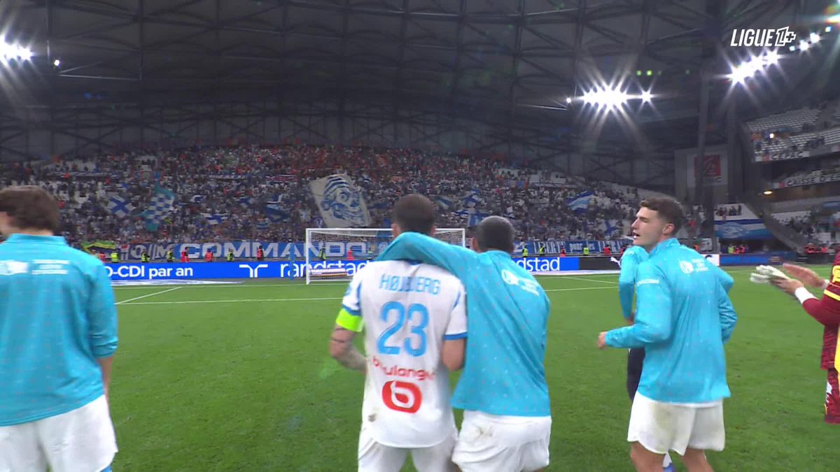 La communion des joueurs de l'Olympique de Marseille avec leurs supporters 😍 #OMFCL