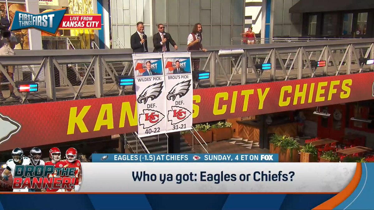 .Chris Broussard and Wildes drop Eagles banners on Kevin Wildes Day and the crowd wasn't too happy 😅