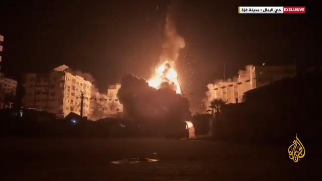 أسفر عن إصابة عدد من الفلسطينيين.. صور خاصة للجزيرة توثق لحظة قصف إسرائيلي استهدف منزلا في شارع الثورة بحي الرمال غربي مدينة #غزة #الأخبار #حرب_غزة