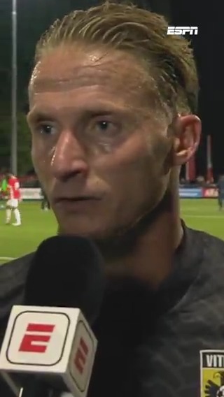 Vitesse-aanvoerder Alexander Büttner spreekt ondanks ruime nederlaag bij terugkeer van 'fantastische avond' 🙏 "Genieten dat we eindelijk weer een wedstrijd hebben gehad" #jazvit