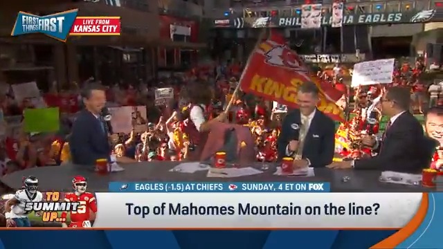 .nick wright could not leave Kansas City without waving the Chiefs flag after Greg Jennings' Eagles wave🤣