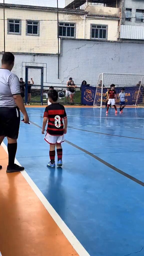 🚨VEJA: O golaço do Lucca Moutela, sub-7 do Flamengo. Lembra o Luiz Araújo ❤️🖤 🎥 insta: redacaoninho | lucca.montela