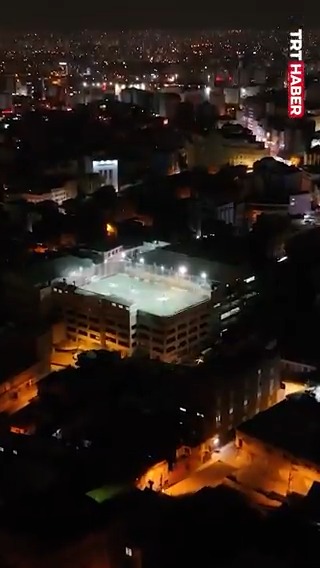 Adana’da 5 katlı apartmanın çatısına kurulan halı saha görüntülendi.