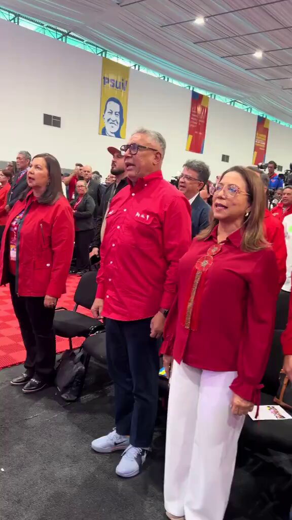 “El árbol de las tres raíces”… Un tronco hueco, ramas torcidas y raíces podridas. Ellos lo cantan con cara seria, fingiendo emoción, pero ni se creen su propio circo. Solo sirve para colgar pancartas del PSUV y esconder ladrones debajo.