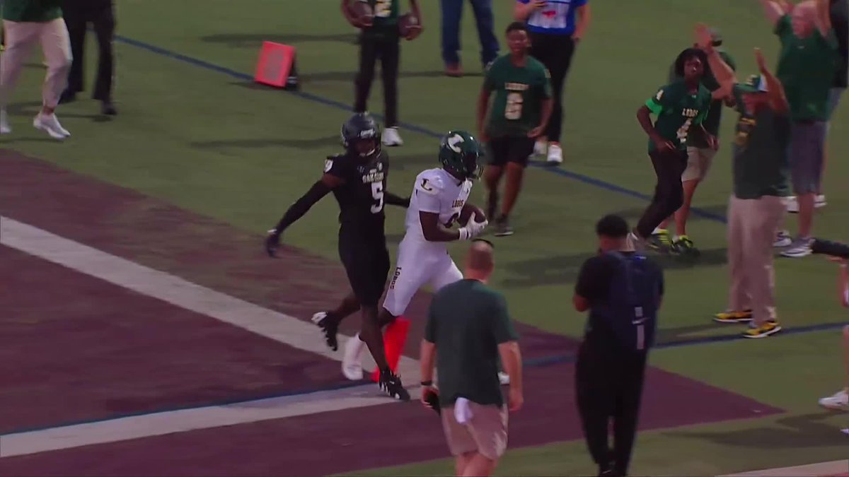 How did Jacaiden Davis stay on his feet here? 🤯 Incredible effort. THSCA | Longview Football