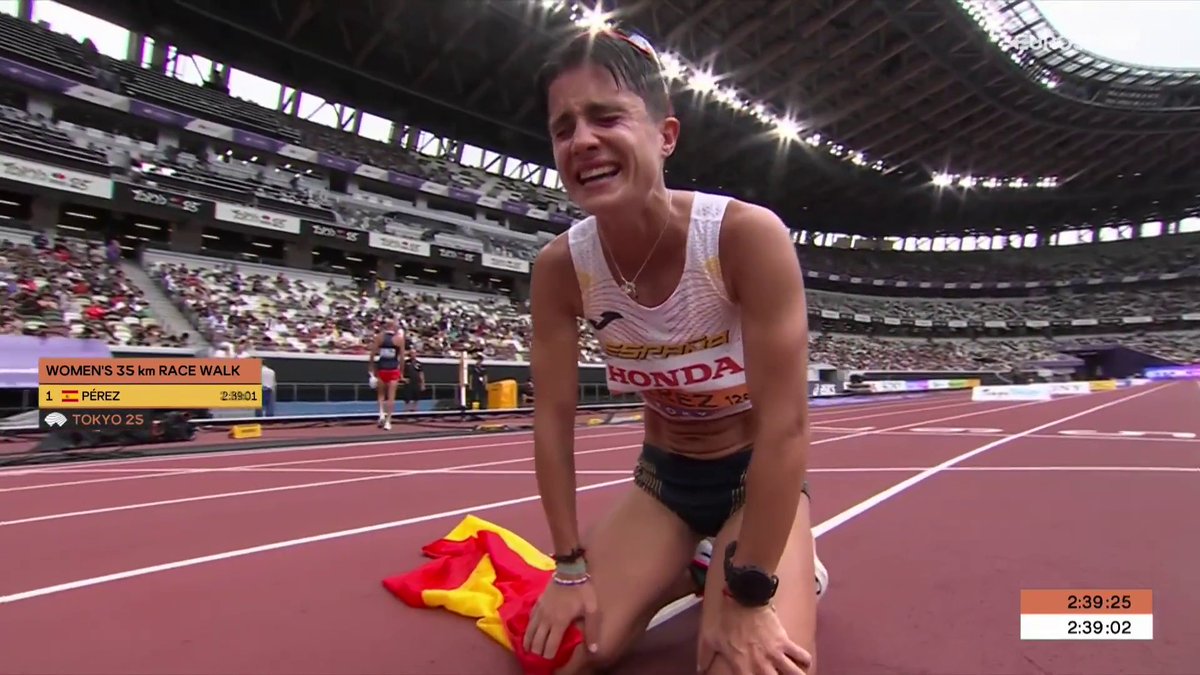 EL MUNDO ES SUYO 🇪🇸🇪🇸🇪🇸 Una emocionada María Pérez conquista el tercer oro mundial 🥇 de su carrera y se convierte en la atleta española más laureada de la historia ¡Qué grande eres, María Pérez OLY! 👏👏👏👏