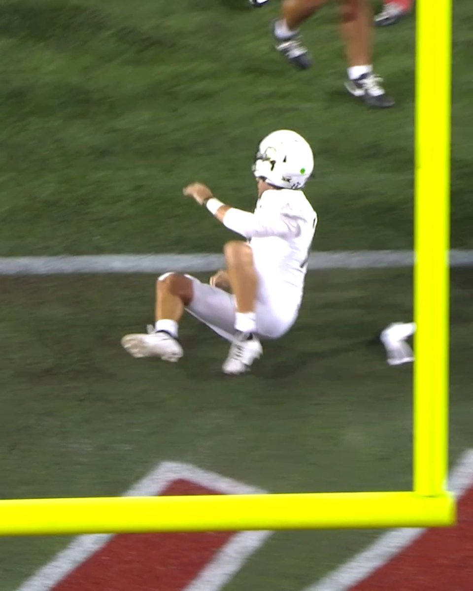 QB Ryan Staub helps the Buffaloes make it close at the half 😤 Watch the second half of Colorado-Houston on ESPN and the ESPN app 👀