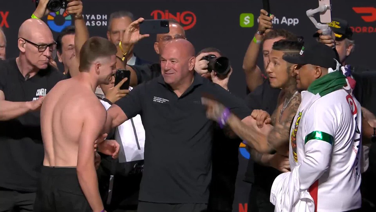 Who you got in our #CaneloCrawford co-main event?! 🇮🇪 @KingCallumWalsh vs Fernando Vargas Jr 🇺🇸 [Live ONLY on @Netflix | 9pmET | #RiyadhSeasonCard ]
