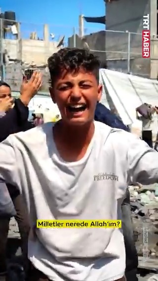 Soykırımcı İsrail'in saldırıları altındaki Gazze'de bir çocuk dünyaya böyle haykırdı: ▪️"Dünya nerede? Arap ülkeleri nerede? Gelin görün başımıza neler geliyor"