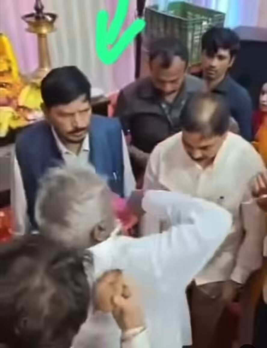 अख्खा गाव गेला चरुण मिच उरलो पुरुण.. मी का ना तुम्हास मंत्री आठवले कधि देनार मला त्रिफळ हो हो तो मिच आहे लाचारीचा फालतु कविवर्य माझ्या साठी का ना पाठवले शाल आणी नारळ 😅 आठवले म्हणुन पाठवले .