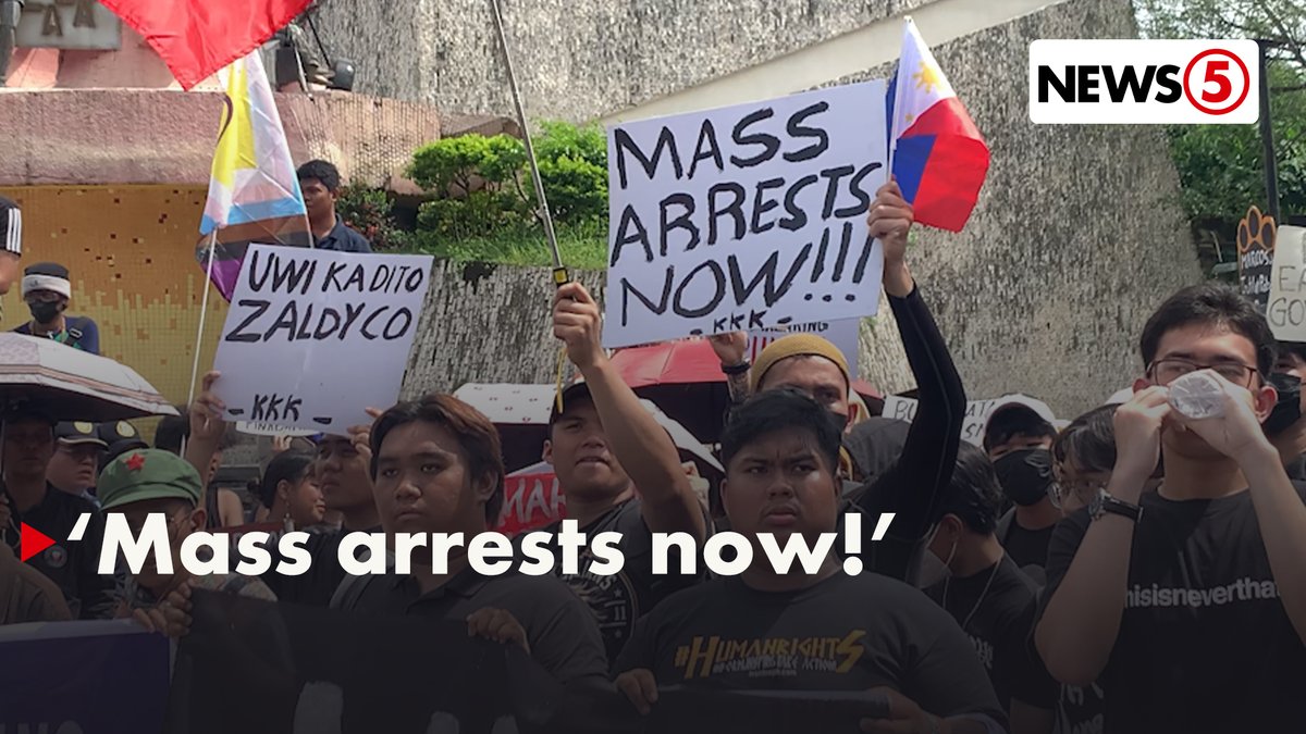 โDUTERTE, PANAGUTIN! MARCOS, SINGILIN!โ โYan ang panawagan ng ilang progresibong grupo sa kanilang isinasagawang kilos-protesta laban sa lumalalang korupsyon sa bansa sa People Power Monument ngayong Sabado, Sept. 13. Giit nila, dapat may managot sa umanoโy sistematikong nakawan sa gobyerno. | via Marymon Reyes