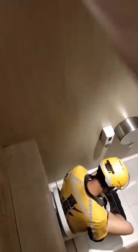 骑手还在路上，您点的外卖稍后到达。趁送单间隙打一发还是比较刺激的。射了好多，大屌撸的青筋暴起，要试试我大屌的硬度吗