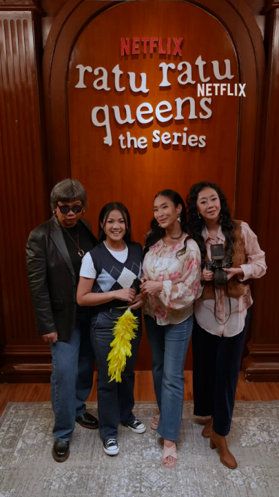 😎 Kasih jalan buat my queens alias Party, Ance, Chinta, dan Biyah! Saatnya nonton mereka di Ratu Ratu Queens: The Series yang udah tayang di Netflix!