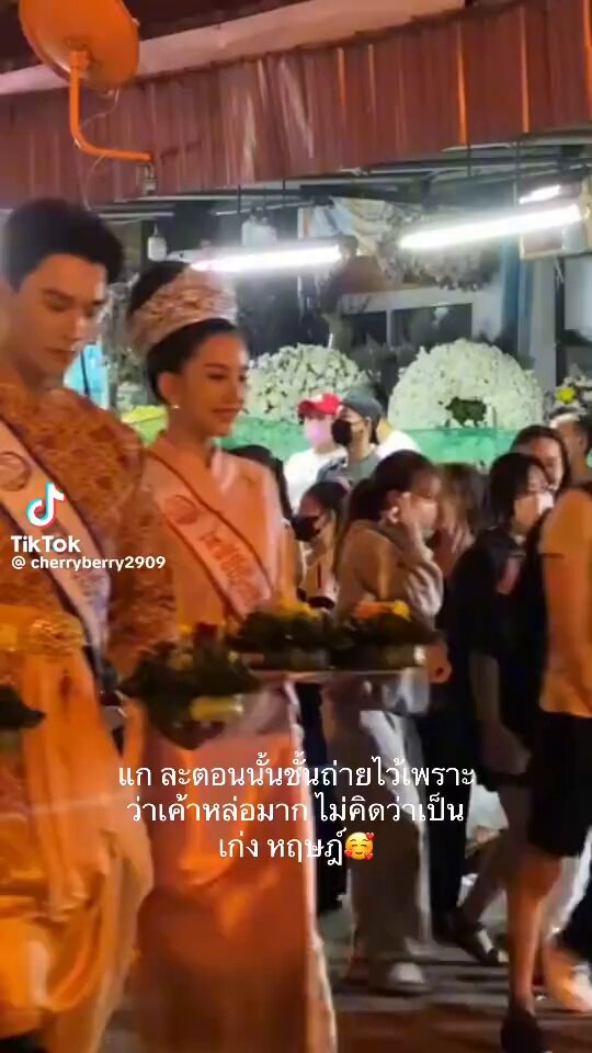 คุณคนนี้เขาถ่ายพี่เก่งไว้เมื่อตอนประกวดเทพบุตรยี่เป็ง ประเด็นคือฮีเดินมาพร้อมคำบรรยายว่า “ความสำคัญของแม่น้ำปิง” 55555 โอ้โห เก่งลิขิตจริง ๆ ว่ะ ฟ้ากำหนดมาแล้ว