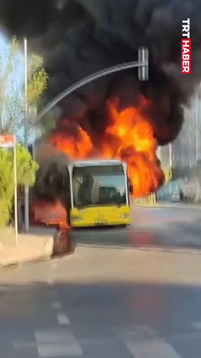 İstanbul Ümraniye'de seyir halindeki İETT otobüsü yandı. Alevleri gören yolcular, otobüsten kendi imkanlarıyla çıktı.
