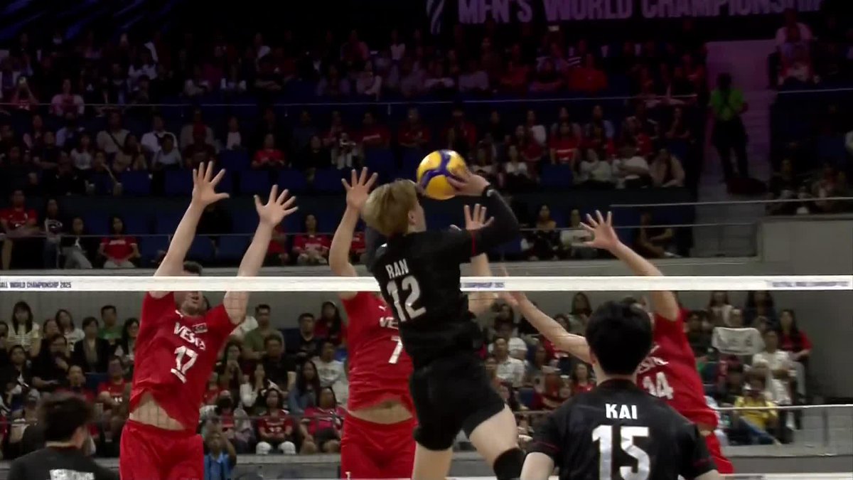 PATI KAMI NALOKO 🤯 Ran Takahashi fakes an attack to set up Kento Miyaura for a quick push to score for Japan against Türkiye in the second set of the 2025 FIVB Volleyball Men’s World Championship! #MWCH2025 #Philippines2025