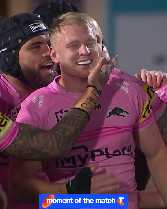 Schneider fools them all! 👀 Telstra Moment of the Match